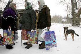 Екатерина Ющенко с женами министров посетили несколько сел в зоне отчуждения, где живут 'самопоселенцы', и вручили им новогодние подарки