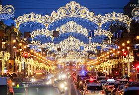 Дух Нового года в двух 'столицах' традиционно подчеркивает яркая иллюминация и особое убранство витрин - на уровне  настоящего искусства